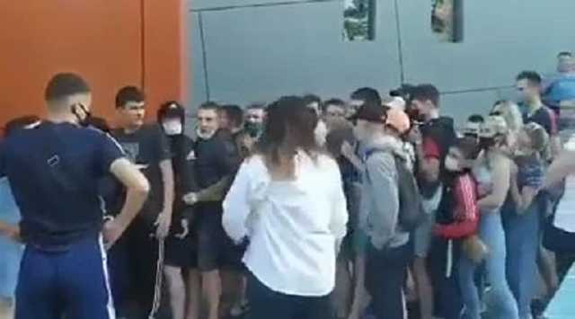 На Львовщине люди забили на карантин и штурмовали секонд-хенд