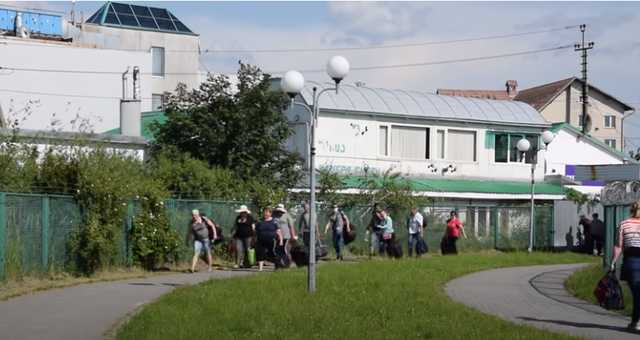 У пункті пропуску “Шегині” сотні людей чекають у черзі, щоб потрапити до Польщі