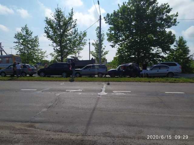 В Николаеве столкнулись сразу пять автомобилей: пострадала женщина