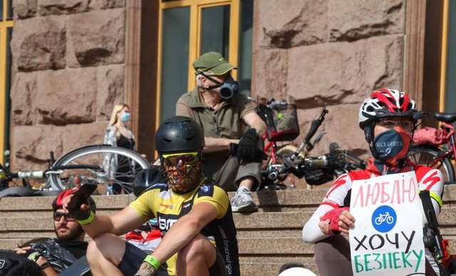 Под киевской мэрией разлеглись десятки велосипедистов в знак протеста