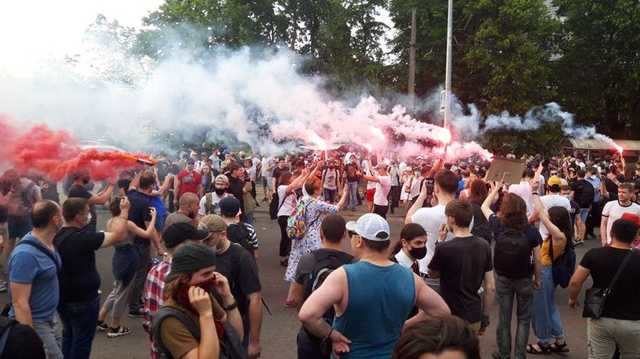 Поддержка Стерненко перекрыла дорогу к зданию суда, полиция бездействует