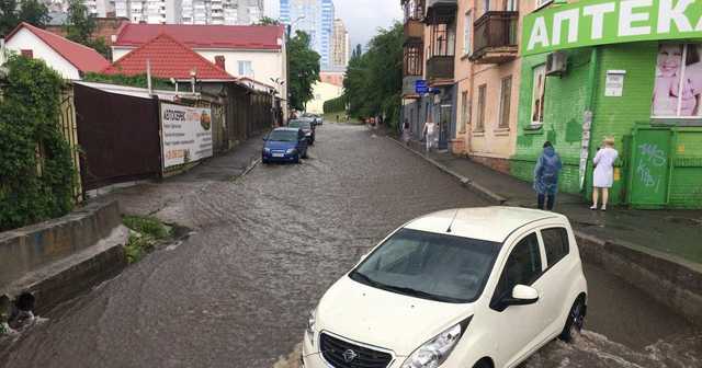 На Киев обрушился мощный ливень, "тонут" авто и люди