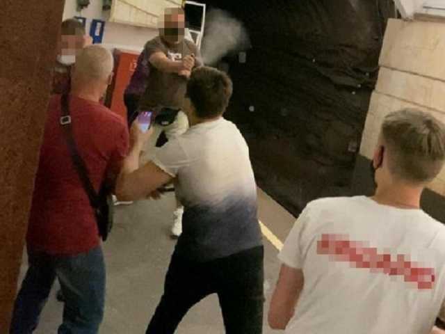 Участники массовых акций в центре Киева кулаками выясняли отношения в метро