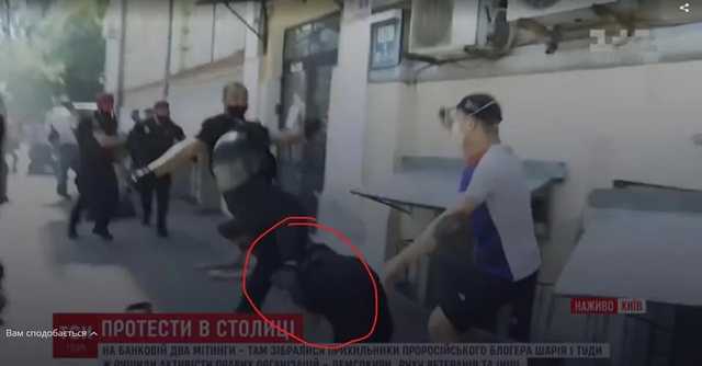 Во время столкновений в Киеве силовик ударил ногой по голове активиста