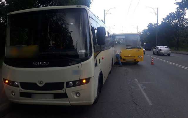 В Киеве столкнулись две маршрутки, есть пострадавшие