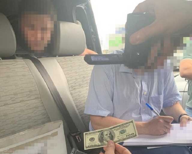 «Использовал личные связи в КГГА»: СБУ поймала на взятке родственника киевского чиновника