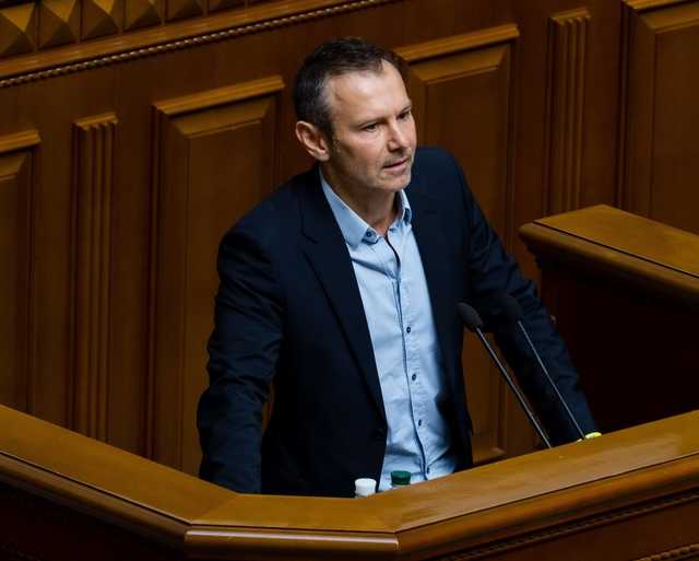 Вакарчук продолжит быть нардепом. Рада его не отпустила
