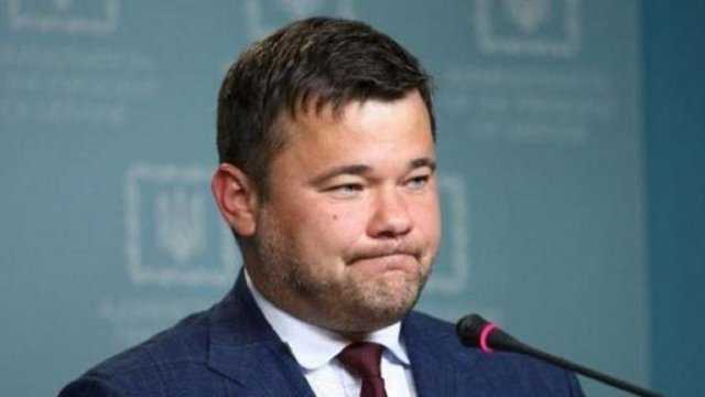 Богдан припарковал свою Tesla прямо поперек дороги