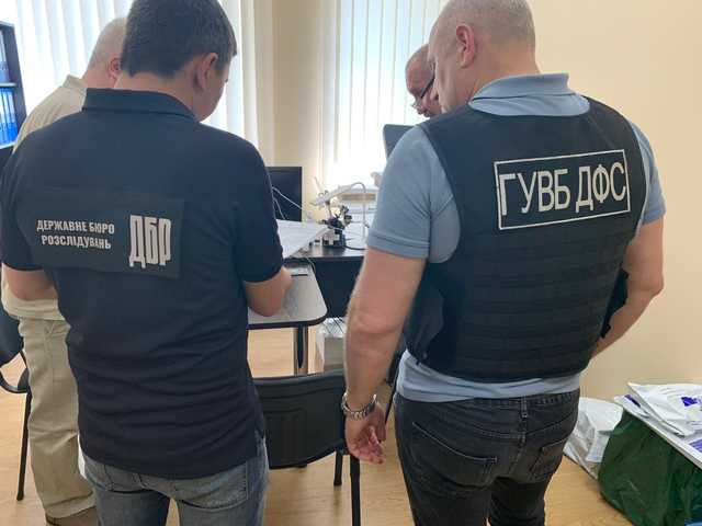 Таможенник дал добро: из порта «Черноморск» похищены семь «Аутлендеров»