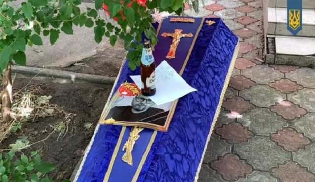 У Миколаєві “Нацкорпус” приніс труну з пивом під офіс “Партії Шарія”