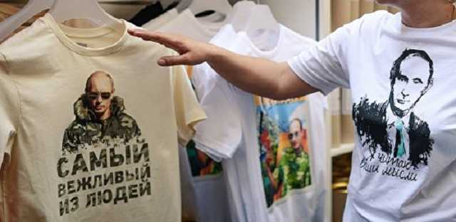 В супермаркете Киева разгуливала женщина в футболке с Путиным