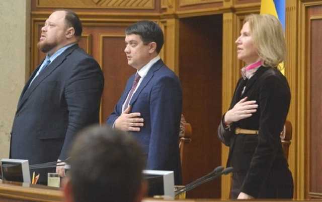 Разумков и его замы получили зарплату вдвое больше разрешенной в карантин