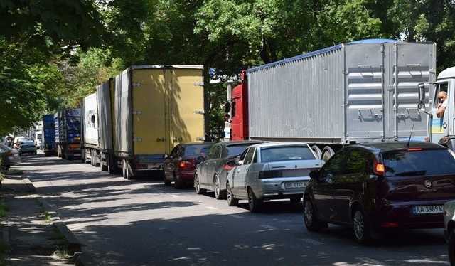 В Николаеве сотни автомобилей застряли в огромных пробках