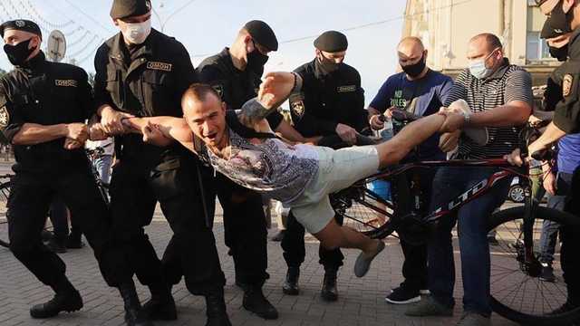 Больше ста человек задержали на акциях протеста в Беларуси