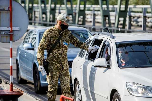 В МВД объяснили правила пропуска людей, которые едут транзитом через "красные зоны"