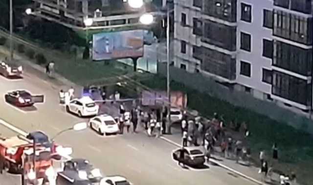 На столичній Троєщині автомобіль влетів у зупинку