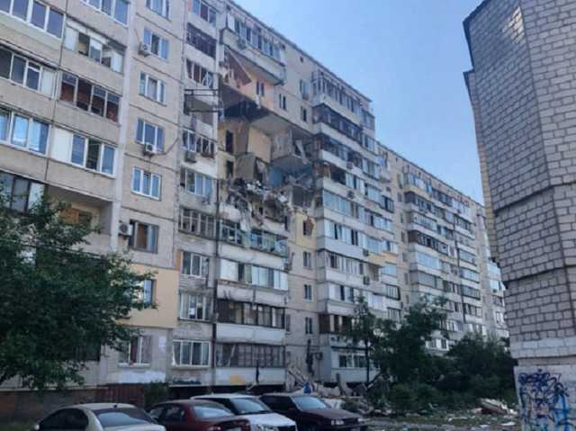 Мощный взрыв в Киеве разрушил часть многоэтажного дома