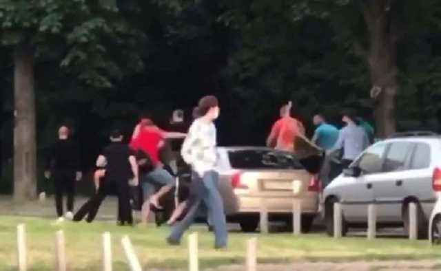 В Киеве неизвестные избили водителя и разбили его автомобиль