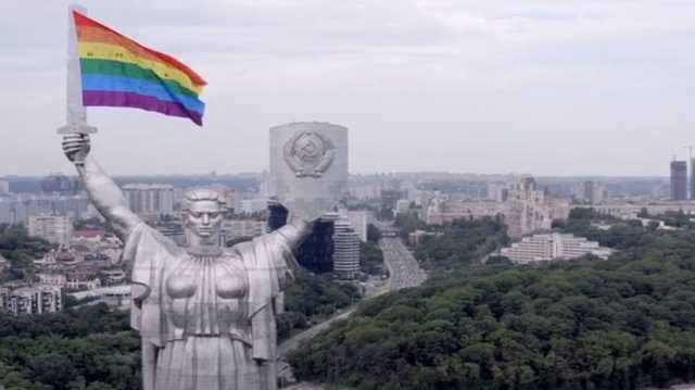 Накануне 22 июня Родину-мать в Киеве нарядили в ЛГБТ-символику