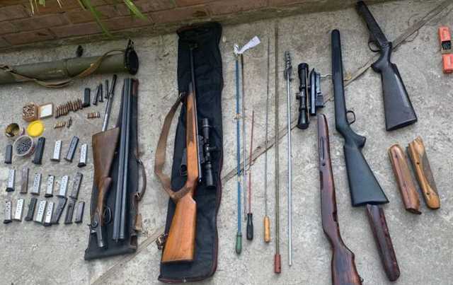 Гранатомет, карабин и пистолеты: у жителя Днепра нашли арсенал