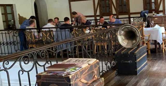 В Днепре нардепов от "Слуги народа" засняли в ресторане во время карантина