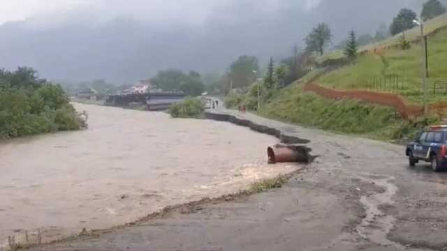 Разрушенные дороги и затопленные дома: В Карпатах из-за непогоды погибли три человека