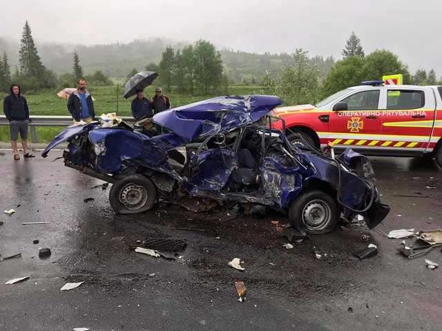 Авто рознесло, людину розчавило: на Львівщині сталась страшна ДТП