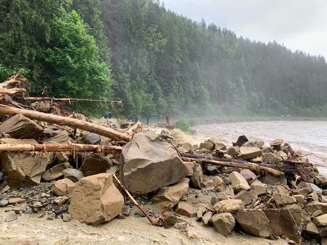 Стихия разрушила мост между курортными городками в Карпатах