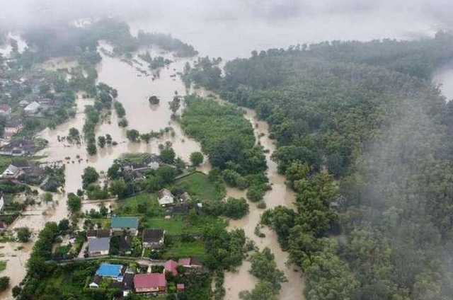 Вследствие паводка в Карпатах затоплено 80 сел, мосты и дороги