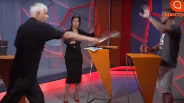 Радикал Корчинский в прямом эфире облил водой гея-атошника