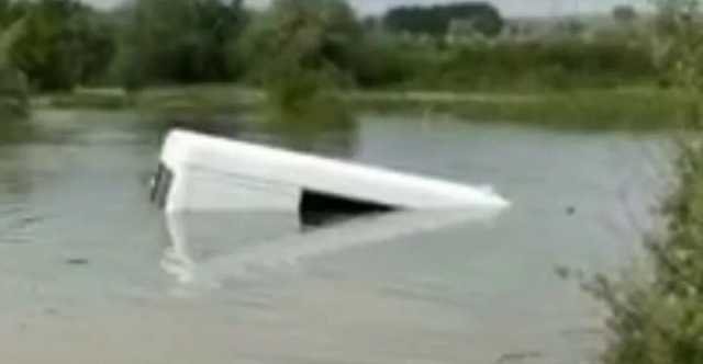 На Буковине водитель попытался проехать по затопленной дороге. Не вышло — машина утонула
