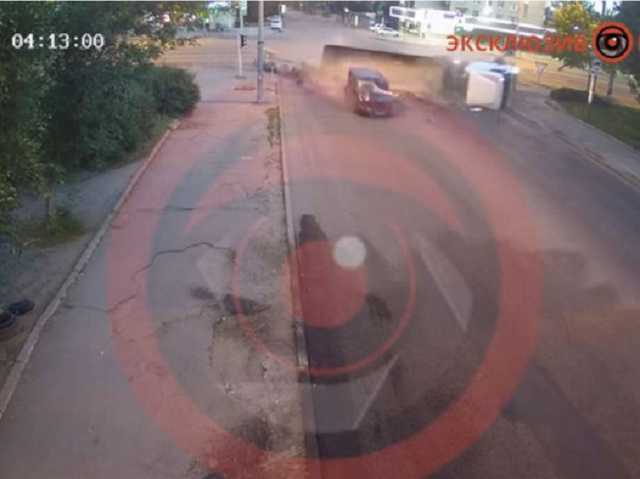 Летел на красный: в сеть попало видео момента смертельной аварии в Днепре