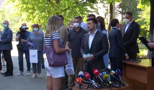 Зеленский передал ключи от 12 квартир пострадавшим от взрыва в Киеве