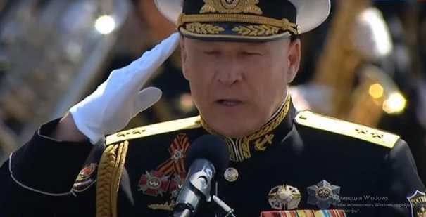 На путінському параді помітили віцеадмірала-зрадника Єлісєєва з українськими військовими нагородами