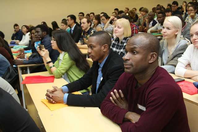 «Слуги народа» хотят разрешить обучение иностранных студентов на русском языке