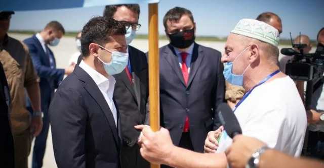 Зеленскому в Херсоне вручили крымскотатарский флаг: президент пообещал вернуть полуостров