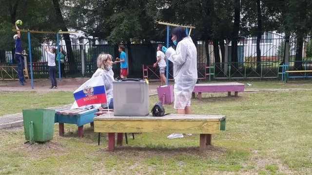 В автобусах, багажниках и на пеньках: Как россияне «обнуляют» срок Путину