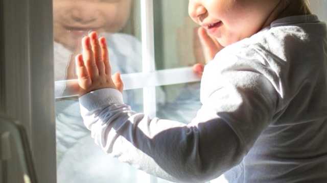 Не выдержала москитная сетка: в Киеве малыш выпал с девятого этажа