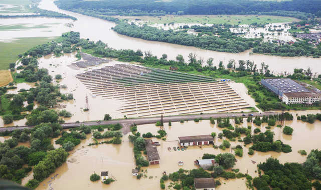 Наводнения уничтожили на западе Украины 22 тысячи огородов, – Аваков