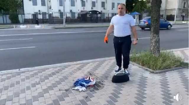 “Передаю вітання Толіку Шарію”: мер Конотопа перед посольством окупанта спалив російський прапор