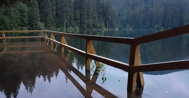 На Закарпатье "затопило" Синевир: впечатляющие фото