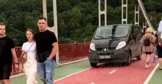 В Киеве на Пешоходном мосту заметили микроавтобус и назвали "элиткой"