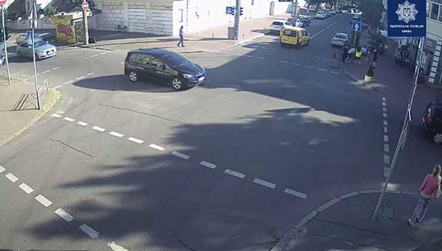 Появилось видео, как в Киеве безответственный водитель прямо на «зебре» сбил безответственного ребенка