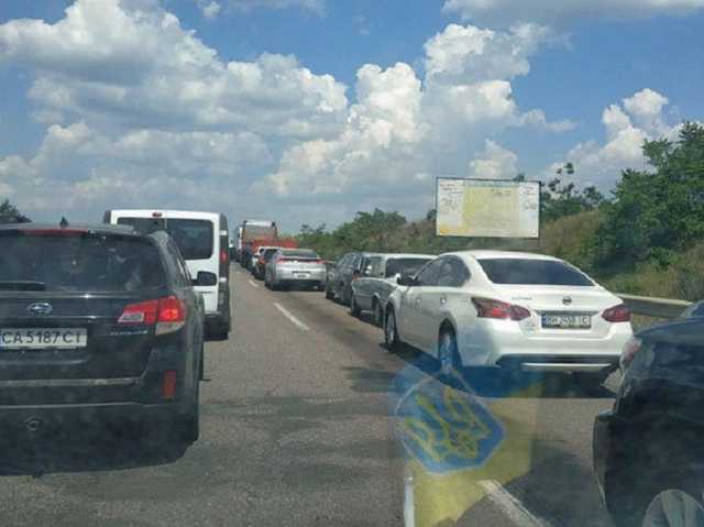 Туристы разъезжаются по домам: под Одессой образовалась многокилометровая пробка