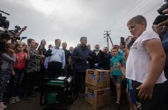 «Дякую!» Порошенко «тихо и без пиара» подарил пострадавшим аж два генератора