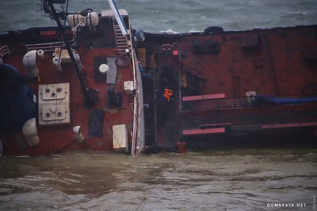 Бизнесмен предлагает бесплатно убрать затонувший танкер в Одессе, но власти не хотят