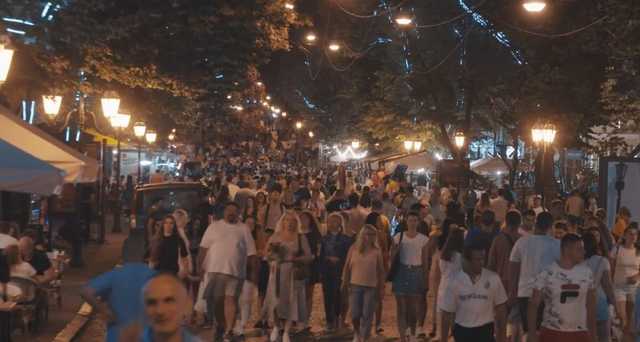 Никаких масок и дистанции. Толпы людей в Одессе нарушают карантин