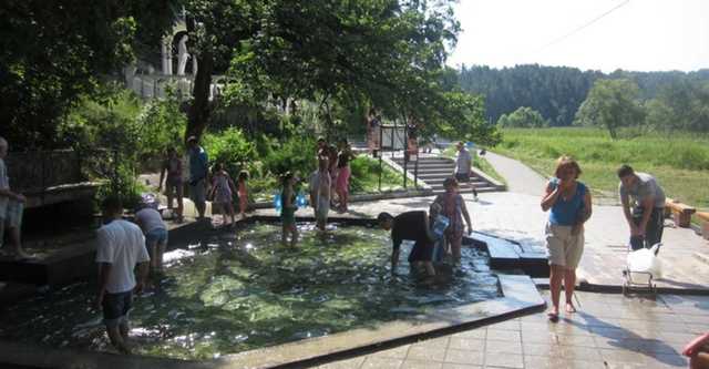 На Львовщине люди устроили массовое купание против COVID-19