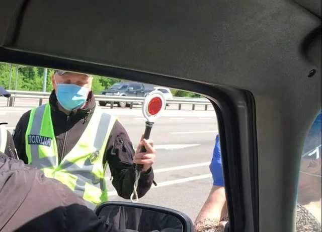 Двух патрульных, которые устроили травлю фронтовых волонтеров, уволили