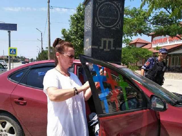 Россиянка пыталась молотком разбить памятный знак в Крыму